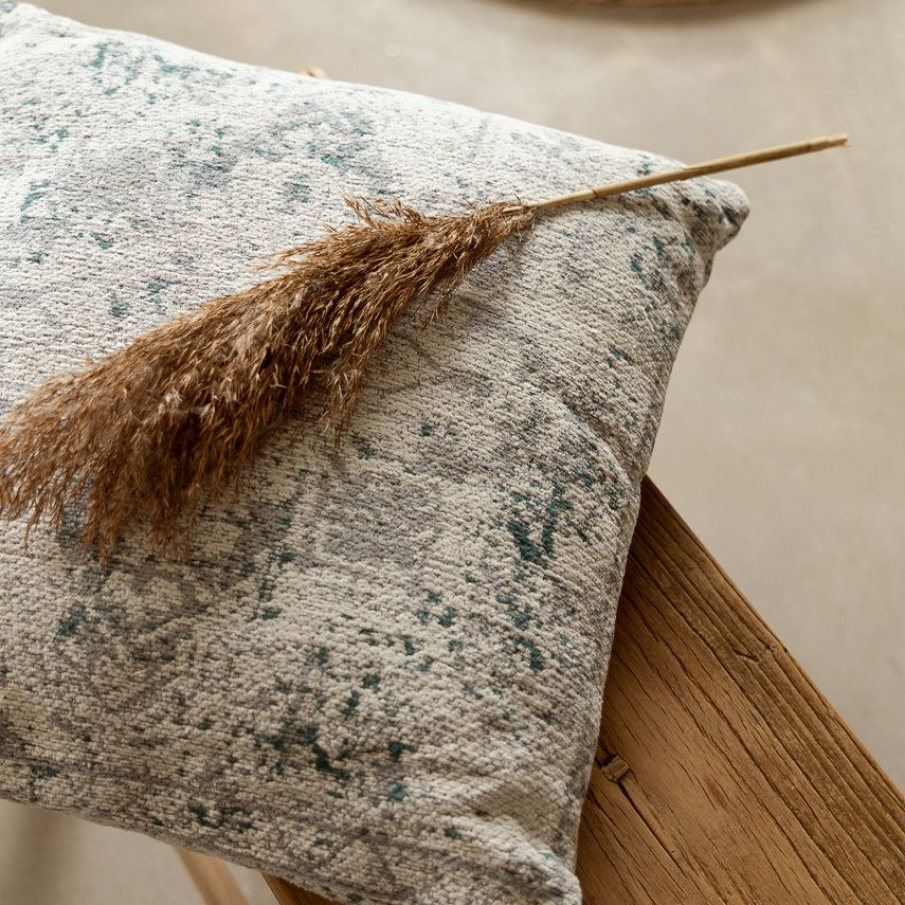 Pernă din material textil, de pernă de hârtie. Se închide cu fermoar și se potrivește de minune în decorul casei tale datorită culorilor sale neutre.