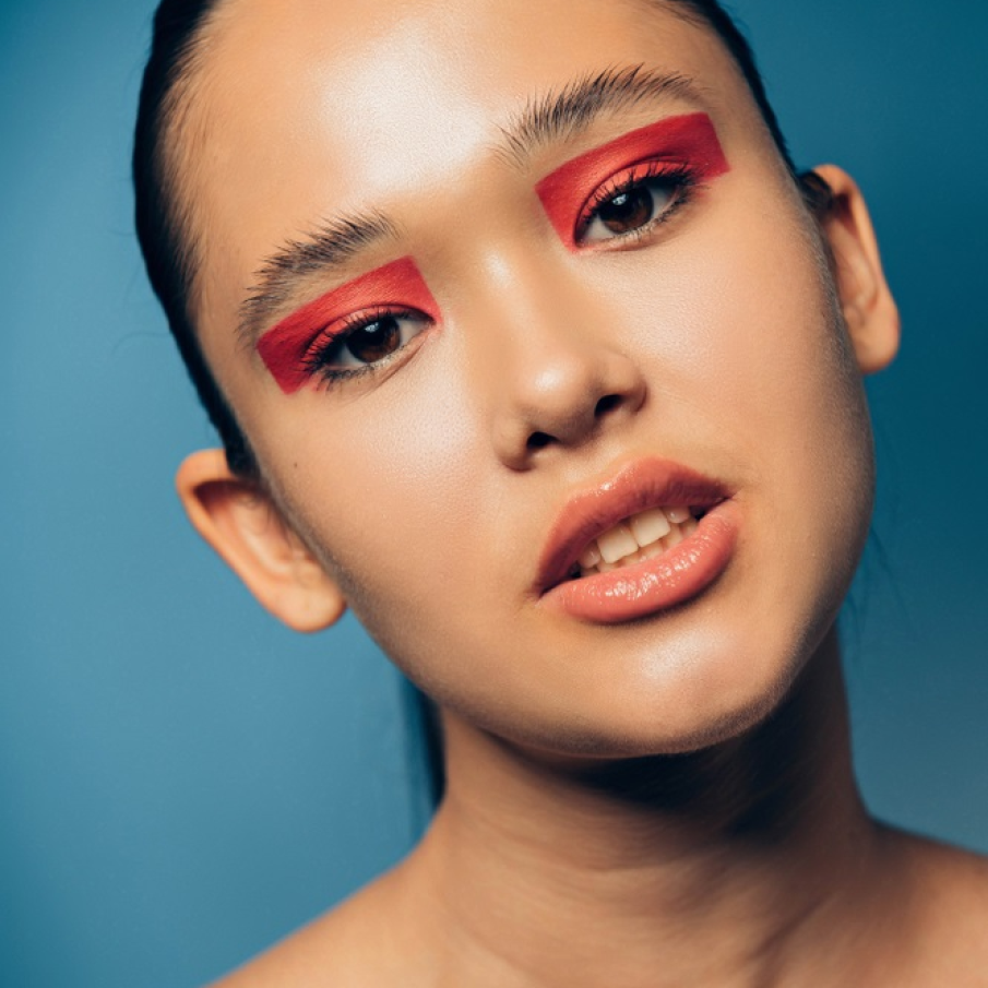 Fard roșu mat, aplicat într-un mod atipic, pentru un look nonconformist și futurist