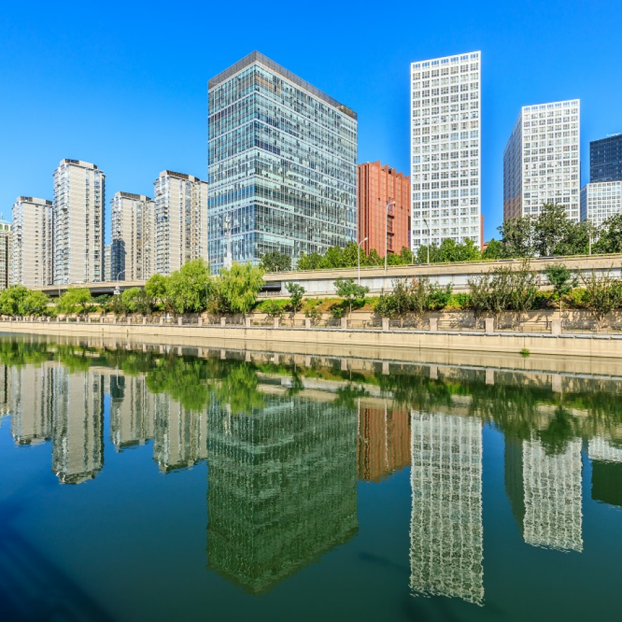 Clădirile înalte ale Beijingului surprinse în oglinda apei 