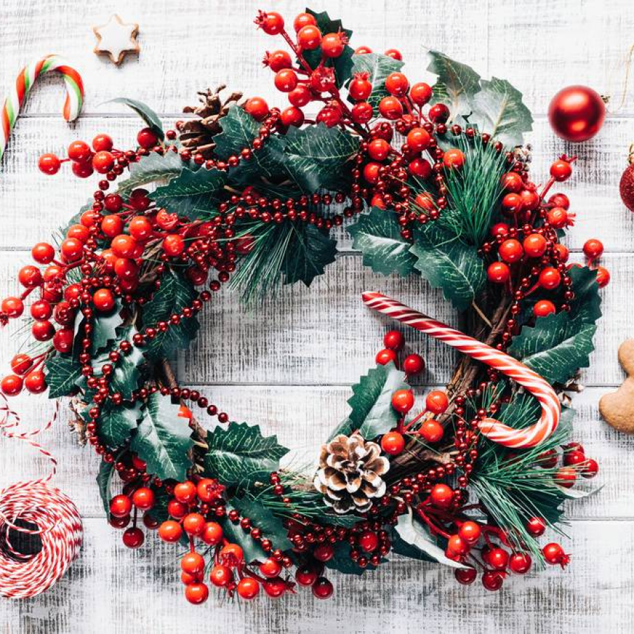 Coronita ornata cu frunze de iedera, catina si margele decorative