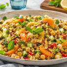 Salată de couscous cu năut, caise și mentă: prânzul colorat de vară care se pregătește fără să stai mult lângă aragaz