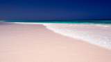 Plaja cu nisip roz de pe insula Harbour, Bahamas (țară insulară din arhipelagul Lucayan, locul în care Columb a ajuns în Lumea Nouă în 1492) este probabil una din cele mai frumoase și idilice plaje ale lumii. 