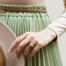 Look de anii ‘50: moda fustelor plisate în 9 modele de care te vei îndrăgosti