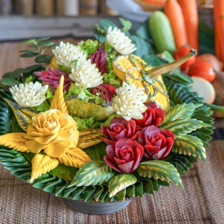 Arta decorativa thailandeza din legume si fructe 