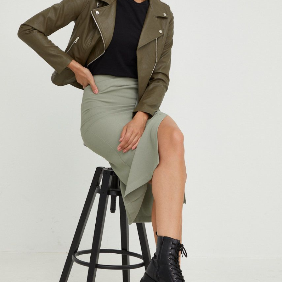 Geacă tip biker în nuanță de verde de tranziție într-o linie simplă, clasică, dar de efect 