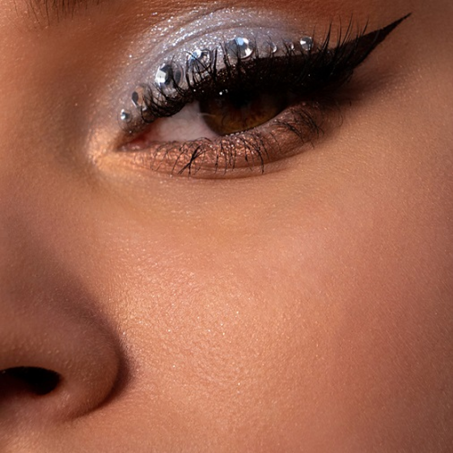 Pe un machiaj smokey argintiu, aplicarea câtorva cristale mai proeminente, care să urmeze linia pleoapei superioare accentuează tenta de glamorous, strălucitor, dar creează și acel efect de 