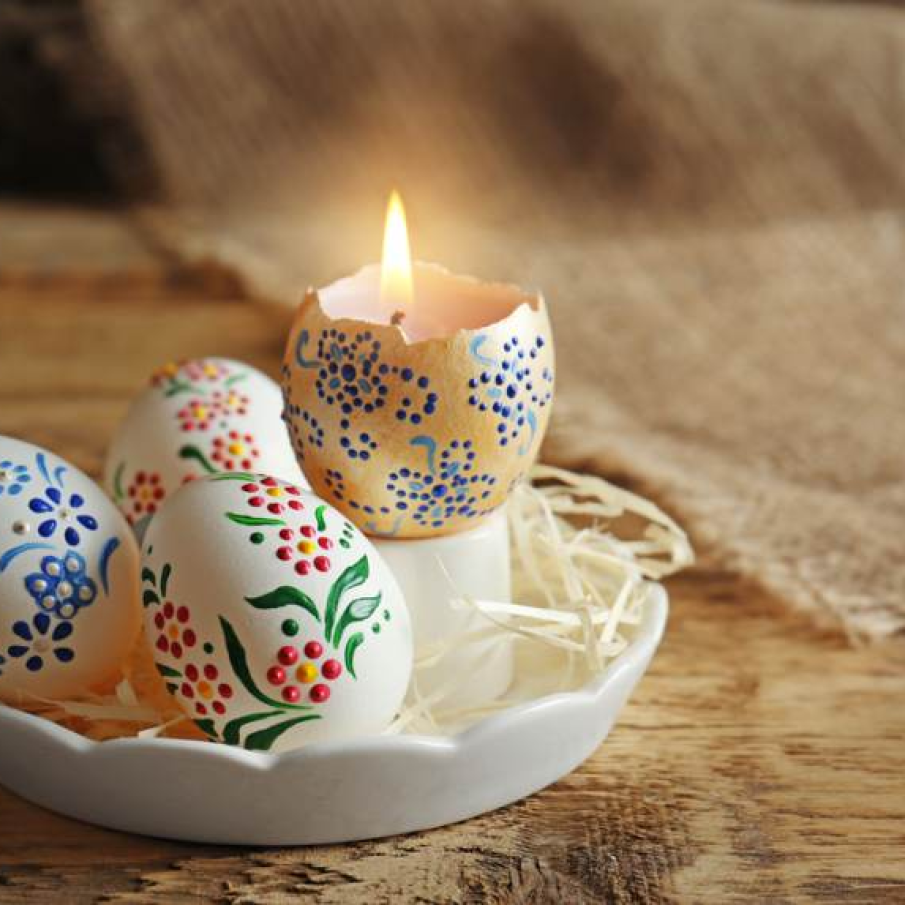 Masa rustica cu oua pictate si lumanare in suport de coaja de ou