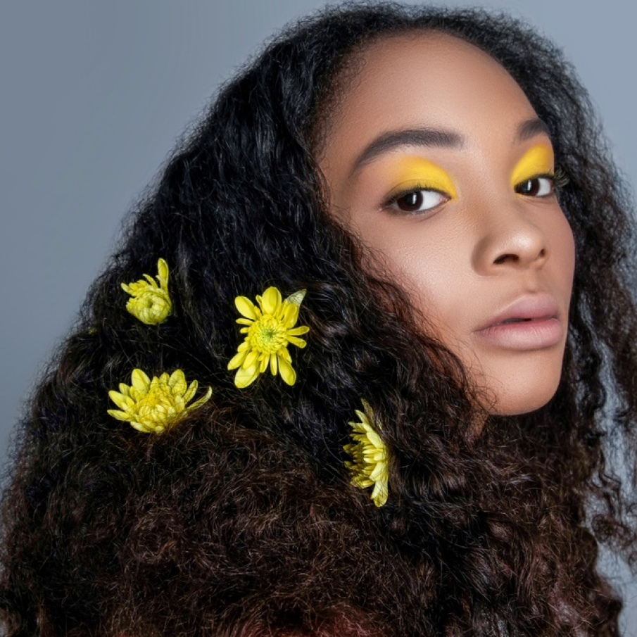 Fard galben mat aplicat în cantități generoase pe jumătate din pleoapa superioară