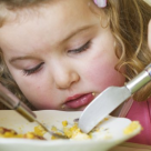 Un copil independent este un copil integrat in societate. Autoservirea la copilul cu autism