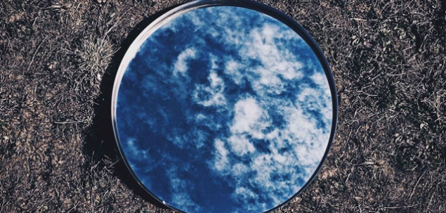 Atunci cand te privesti in oglinda, iti vezi intai...