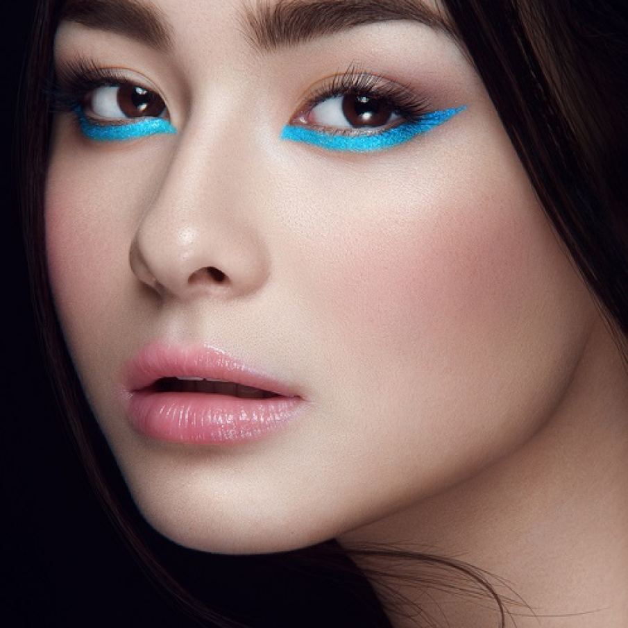 Dungi de tus albastru sub pleoapa inferioara