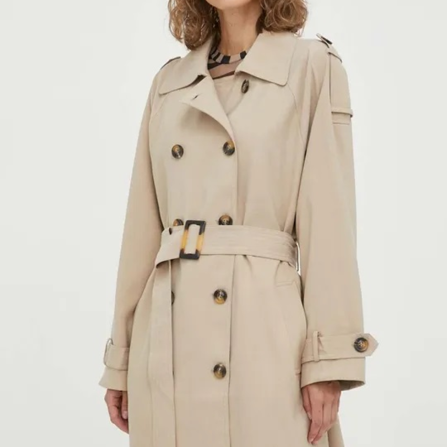 Trenci tip oversized, de la Bruuns Bazaar, cu aspect ușor supradimensionat, dar elegant, având curea textilă atașată 