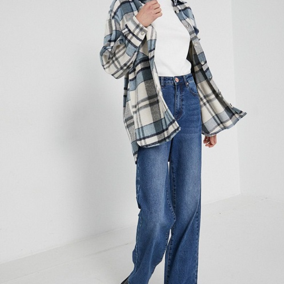 Blugi baggy din denim spălăcit, ce fac parte din colecția Medicine. Au croială dreaptă și talie înaltă. 