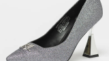 Pantofi argintii cu toc înalt și aspect strălucitor by Karl Lagerfeld, confecționați din material textil și sintetic 