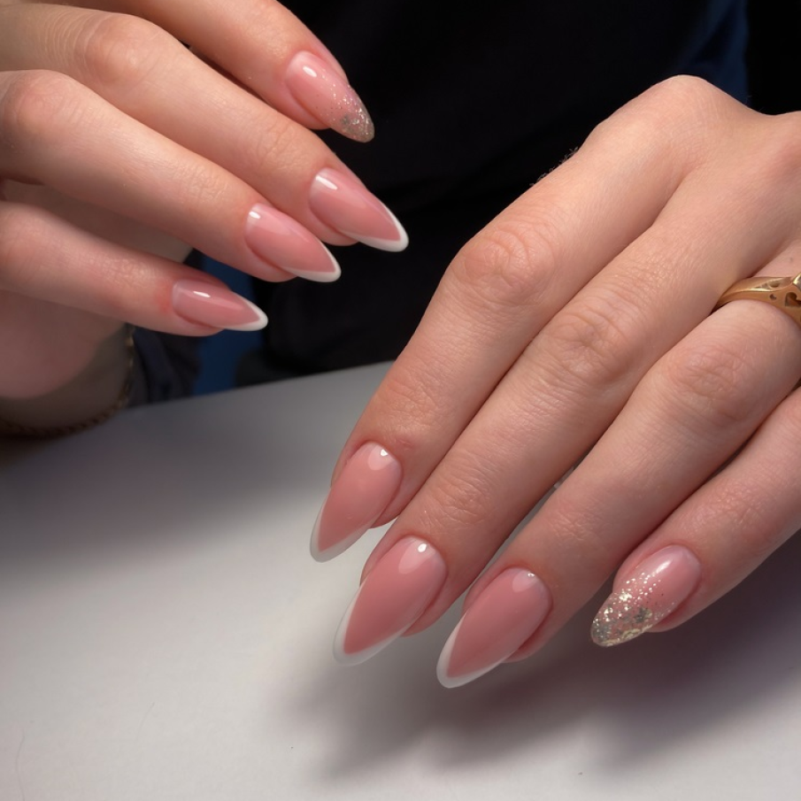 Modele de manichiură french cu accente luxoase și prețioase, în tendințe în 2025