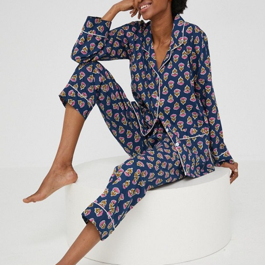 Pijamale de bumbac 100% Answear Lab, în nuanță de albastru marin cu imprimeu ornamental - ciulini simpatici. Bluza se încheie cu nasturi și dispune de buzunare.
