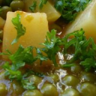 Mancare de mazare cu cartofi si carne de porc