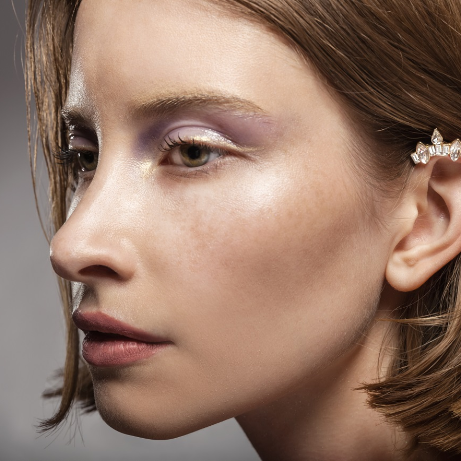 Cercel cu pietre transparente care acoperă lobul superior al urechii 