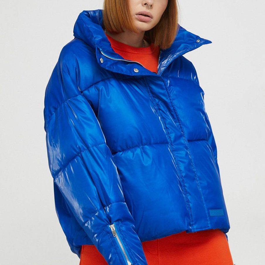 Geacă scurtă supradimensionată în nuanță de albastru electrizant, din colecția Sixth June. Buzunarele sunt amplasate pe mâneci pentru un efect sic. 