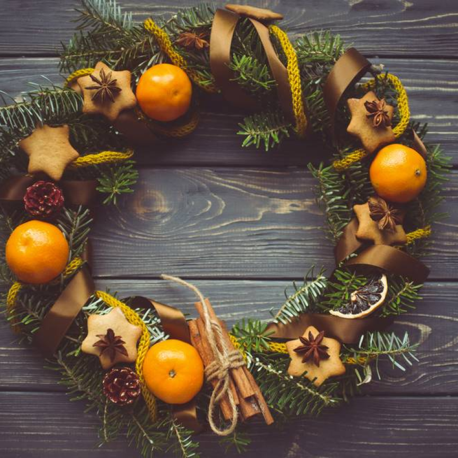 Coronita hand made cu fursecuri, scortisoara, stelute de anason si mandarine