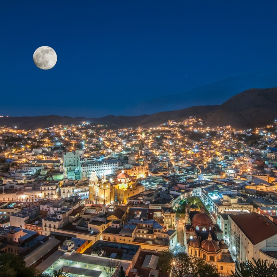 Luna plina completeaza cu a ei lumina luminile orasului Guanajuato (Mexic)