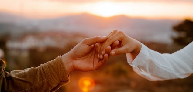 Incerc sa inteleg, nu sa judec actiunile si gandurile oamenilor din jur. 