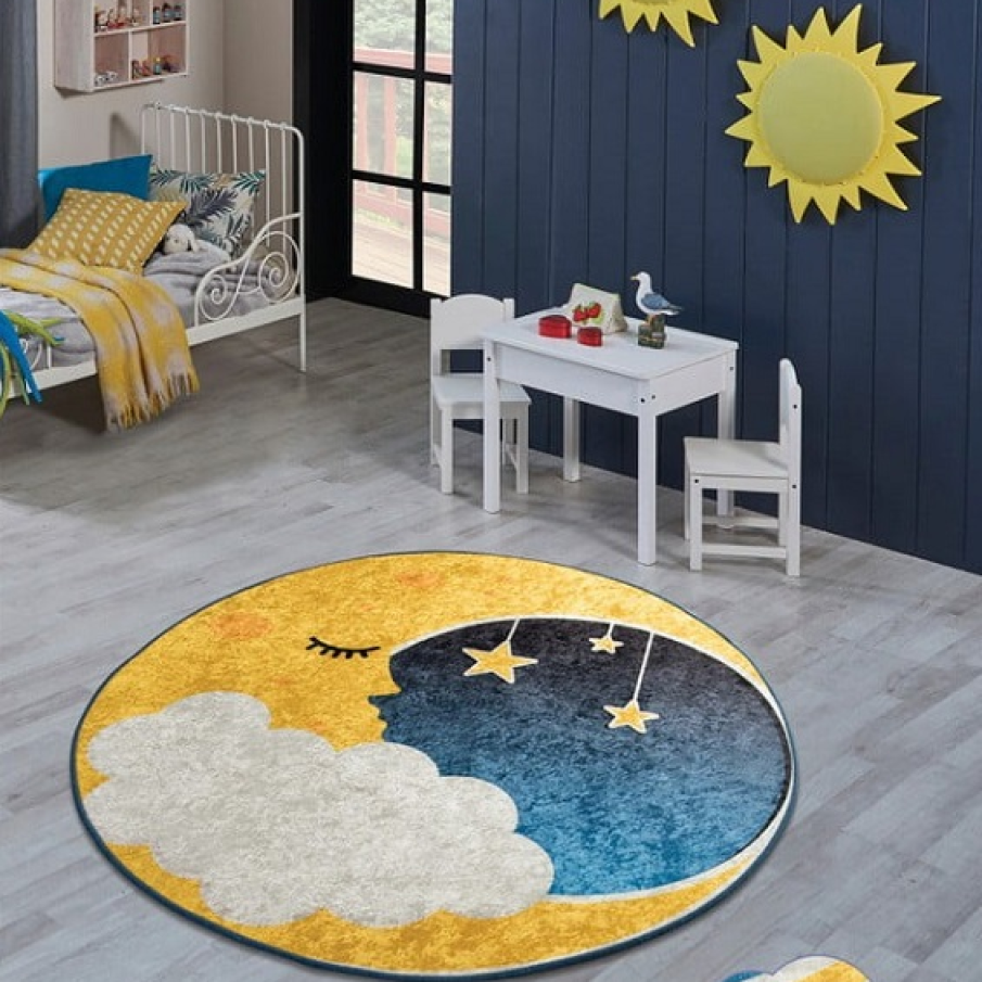 Un covor superb,  în formă de lună, care va stârni curiozitatea micuțului tău. Pe verso are un strat antiderapant și este ușor de întreținut.