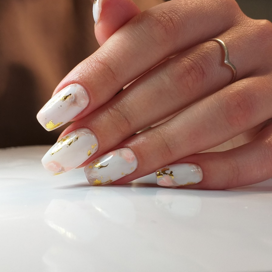 Manichiură stilată în stil mozaic, cu accente pastelate și marmorate, dar și cu aplicații de foițe aurii
