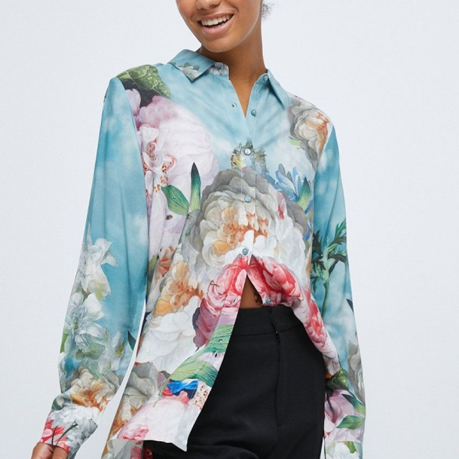 Cămașă Medicine cu imprimeu floral multicolor în care predomină albastrul azuriu 