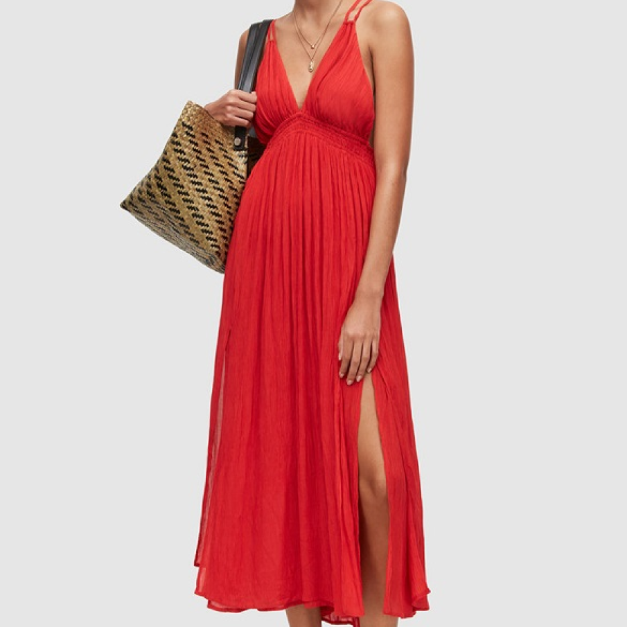 Rochie casual în nuanță de roșu vermilion, fără mâneci, dezgolind îndrăznet spatele, dar și un picior datorită slițului lateral. 