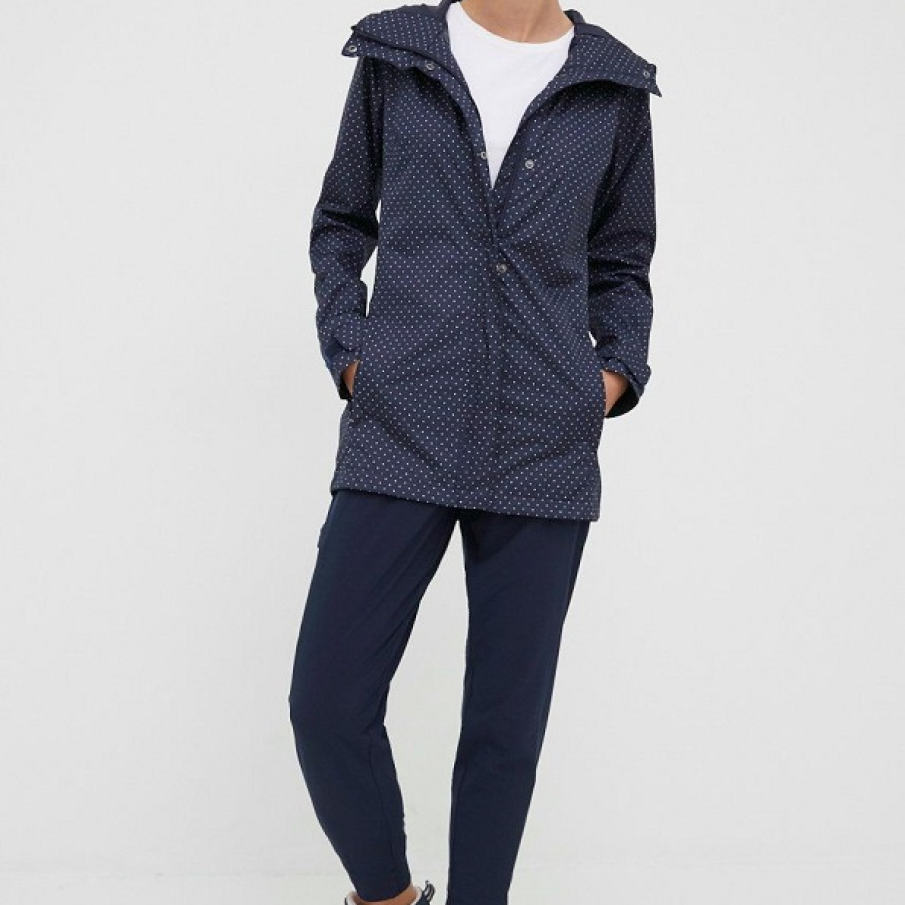 Geaca de ploaie albastru marin închis, cu buline, din colecția Columbia. Este confecționată din material respirabil, pe baza tehnologiei Omni-tech, deci este rezistentă la vânt și impermeabilă