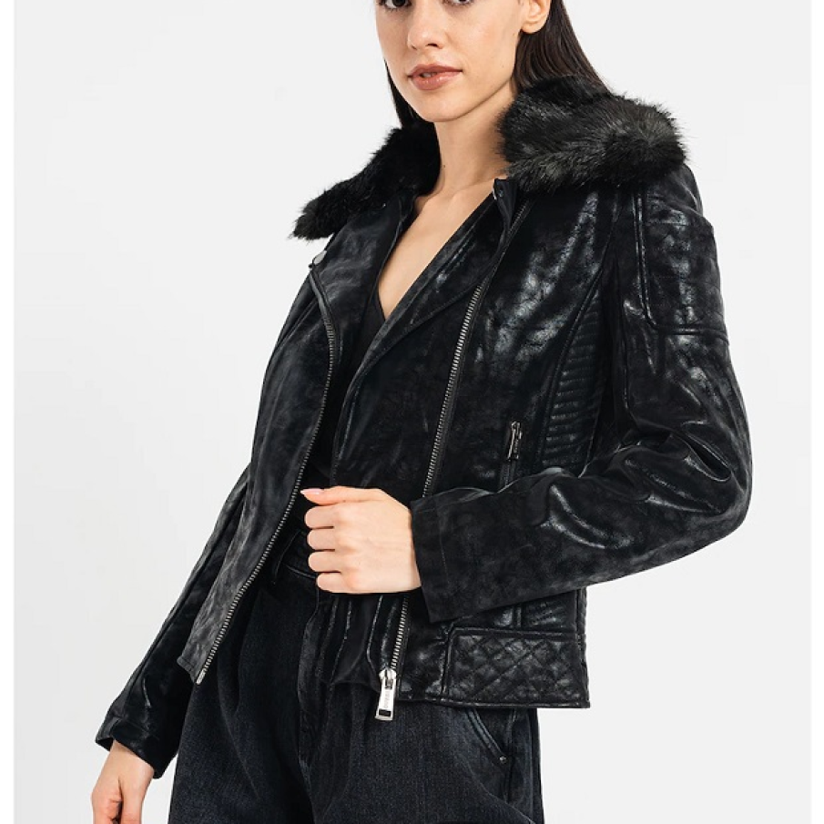 Jachetă biker Guess Jeans de piele ecologică în nuanță de negru stins. Dispune de o garnitură detașabilă de blană sintetică