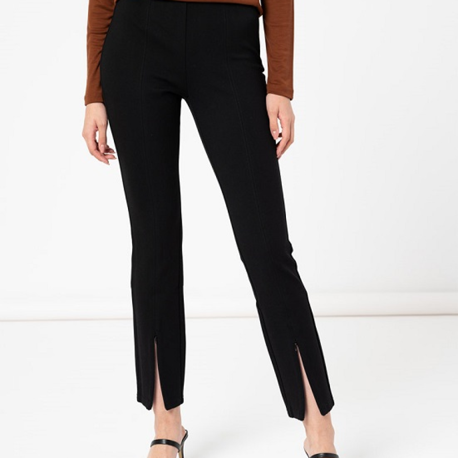 Pantaloni negri tip tigaretă, format clasic și elegant, ideali pentru a fi asortați cu o pereche de papuci cu toc. Dispun de șlițuri cu fermoar. 