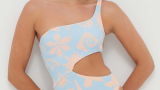 Costum de baie dintr-o bucată Roxy, în nuanță de bleu ciel, cu imprimeu abstract, top umăr și decupaj parțial