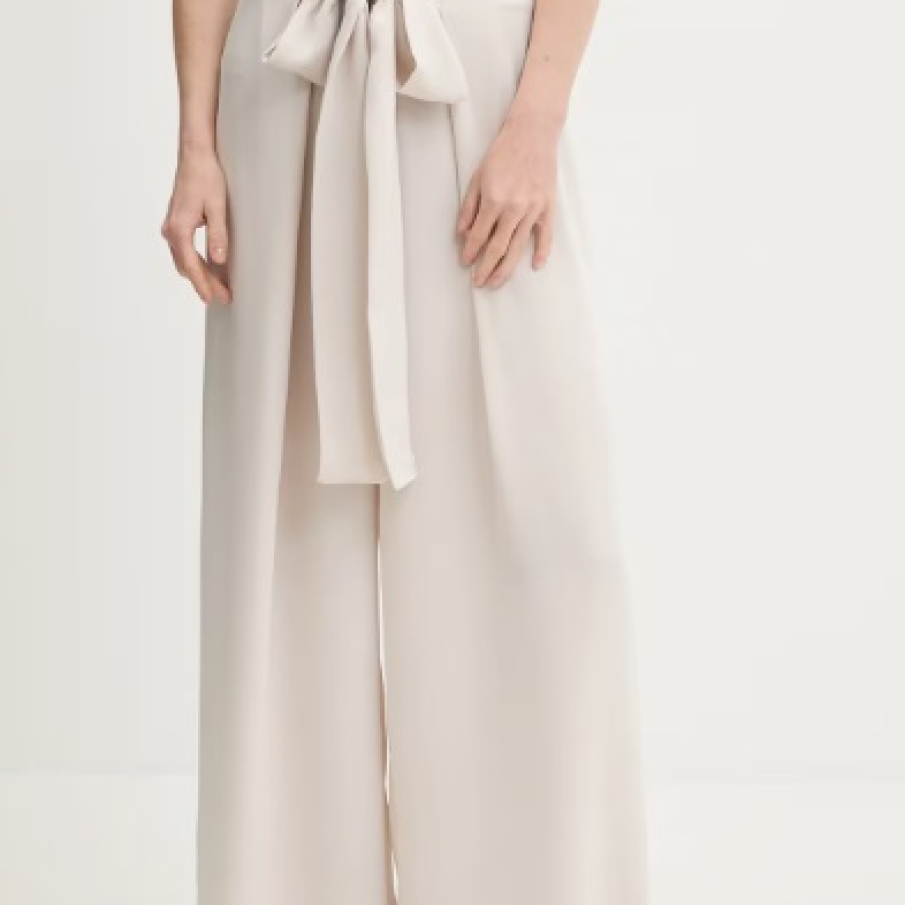 Pantalonii în tendințe în vara 2025 sunt cei care atrag atenția asupra taliei și o structurează cu stil