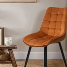 Amenajarea livingului cu mobiler care îmbină funcționalitatea cu estetica