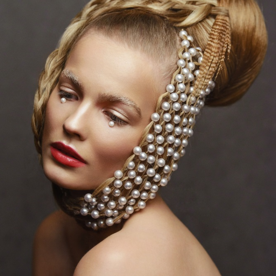 Plasa de mini perle in par - accesoriul suprem in coafurile excentrice, inspirate insa din tendintele trecute