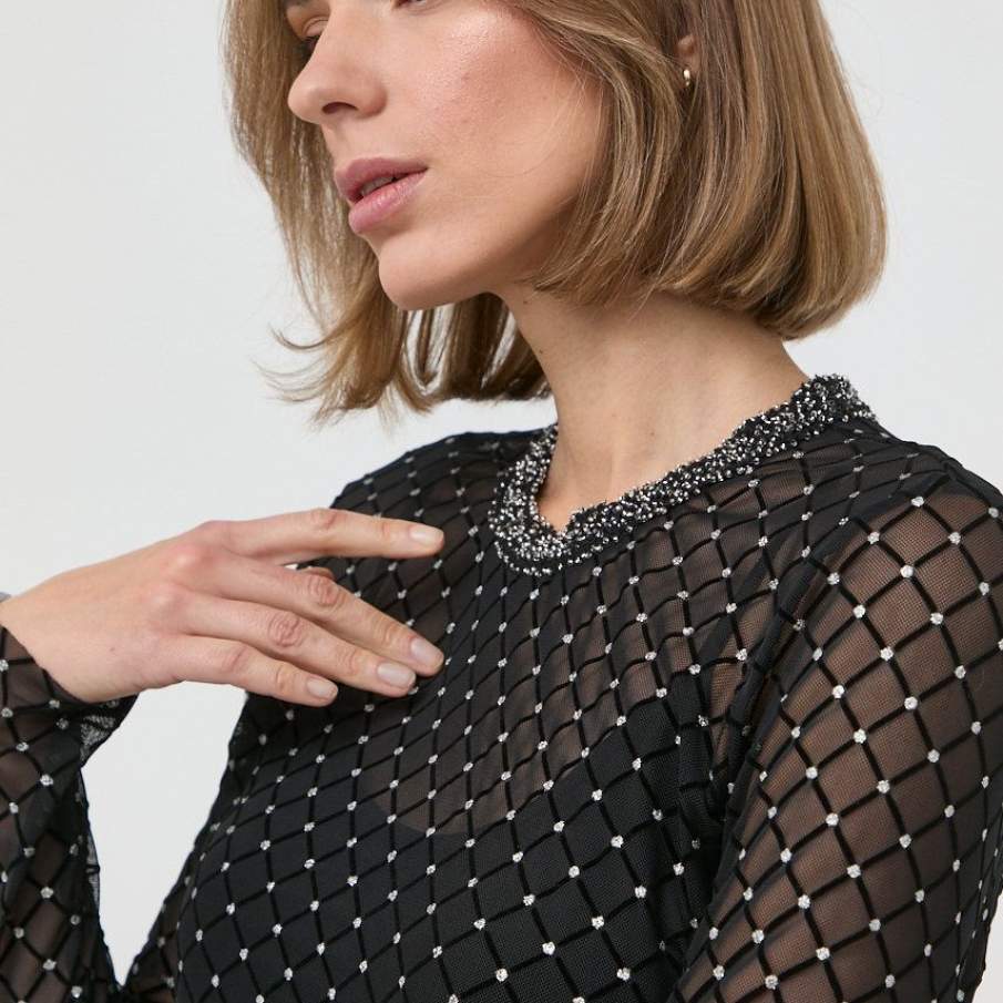 Bluză Nissa cu decolteu rotund, decorativ. Este prevăzută cu un strat suplimentar de material sub formă de căptușeală.