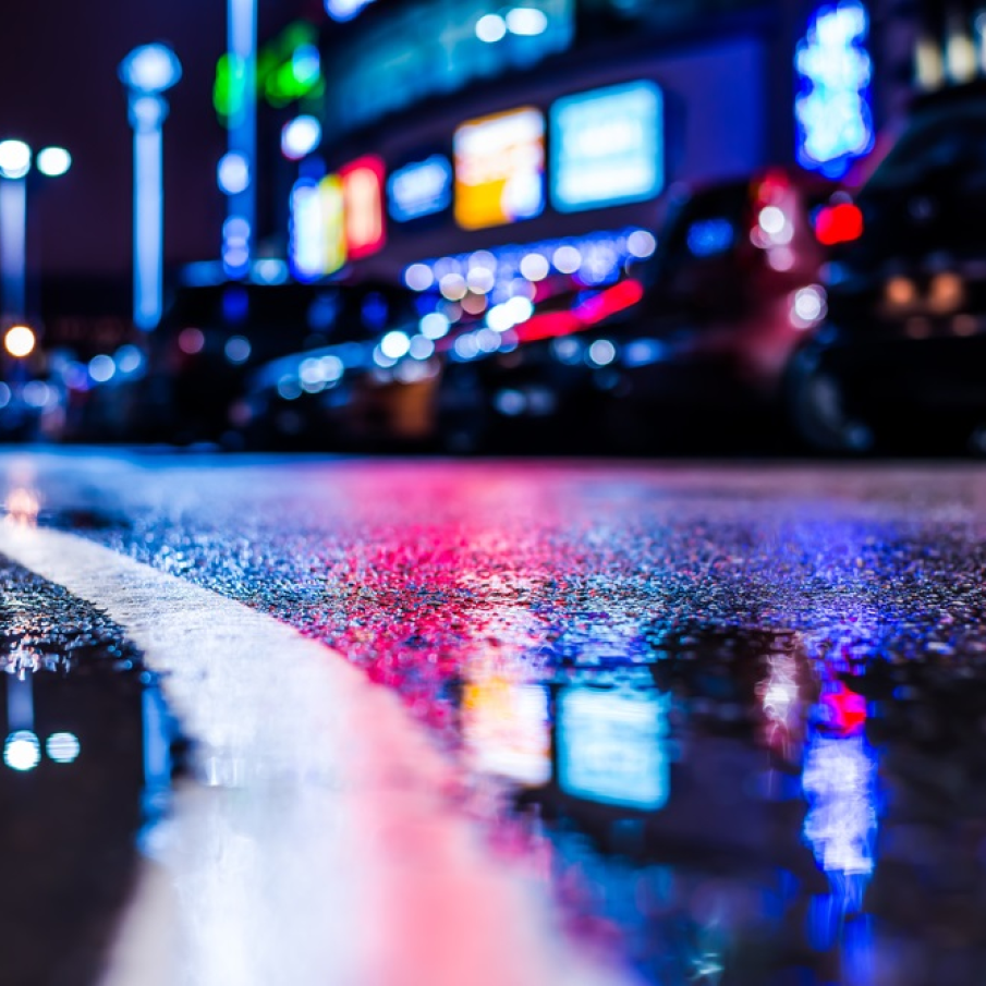 Noapte ploioasa intr-un oras ce pare ca nu doarme niciodata