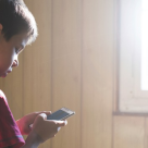 Efectele telefonului mobil asupra copilului: Dependenta de telefon poate ruina copilaria!