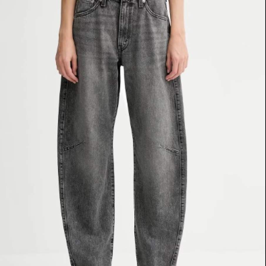 10 modele de jeansi barrel în trend în toamna2025 