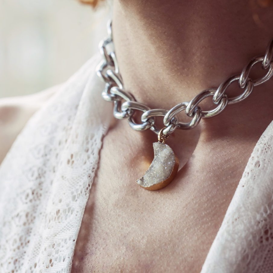 Și semilunile capătă un urban look atunci când atârnă de un colier proeminent din zale 