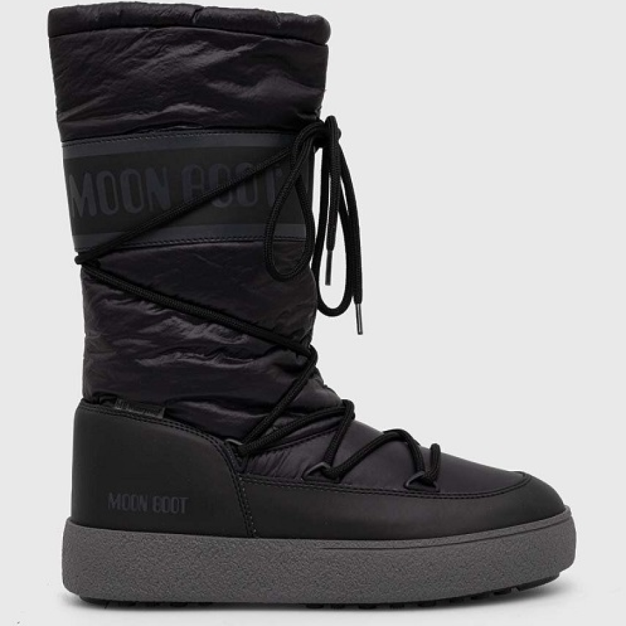 Cizme negre pentru zăpadă din colecția Moon Boot, confecționate din combinația materialului textil cu pielea ecologică. Au o rezistență crescută la apă