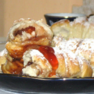 Cornuri cu dulceata de capsuni si nuca de cocos