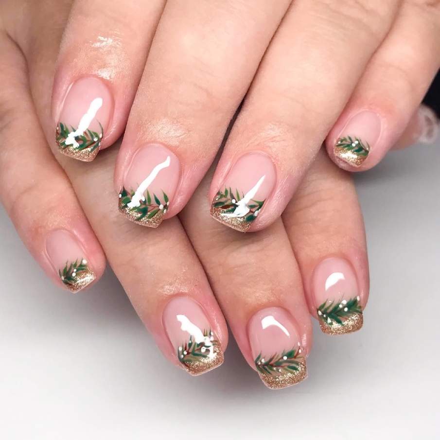 Modele de manichiură french cu accente luxoase și prețioase, în tendințe în 2025