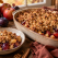 Crumble cu prune, mere și nuci: desertul crocant de toamnă care se pregătește în 15 minute și apoi intră la cuptor