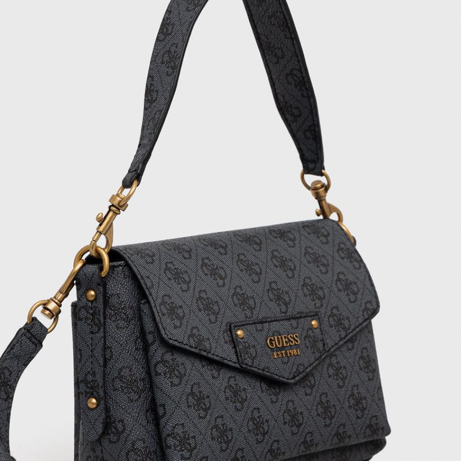 Poseta mica Guess, cu buzunare pe interior si doua bretele detasabile.  Clapeta este fixată cu un magnet.