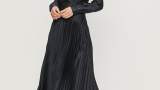 Rochie Scotch & Soda neagră și stilată, cu decolteu suprapus și fusta plisată 