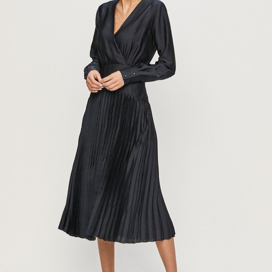 Rochie Scotch & Soda neagră și stilată, cu decolteu suprapus și fusta plisată 