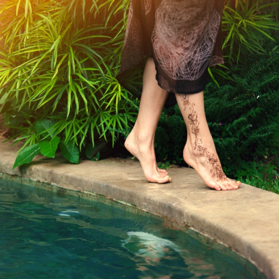 Un tatuaj floral pe un singur picior poate fi extrem de seducator si feminin 